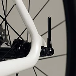 LifeLine Professional Quick Release Akselsæt (karbon/titanium) -cykeldæk Eksport butik LifeLine Carbon Titanium Quick Release Skewers in situ 2